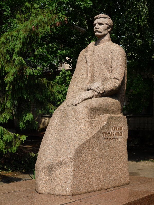 Памятник А.Ю. Тесленку в центрі міста