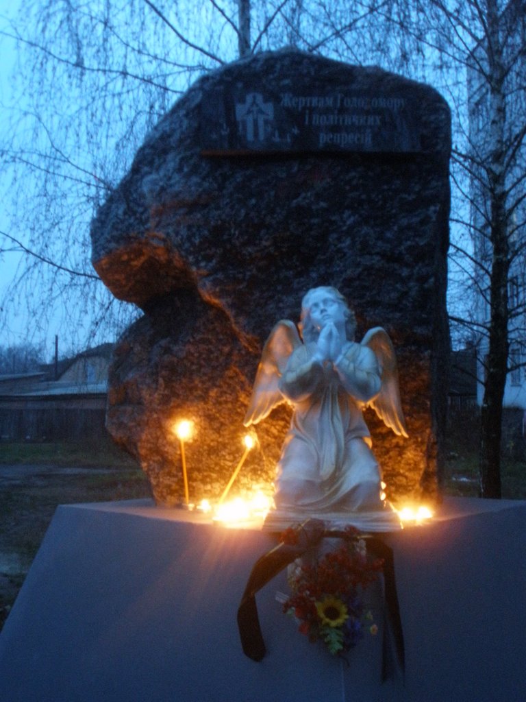 28 листопада 2009 р., 17:00:00   Відкриття памятника "Жертвам Голодомору і політичних репресій"