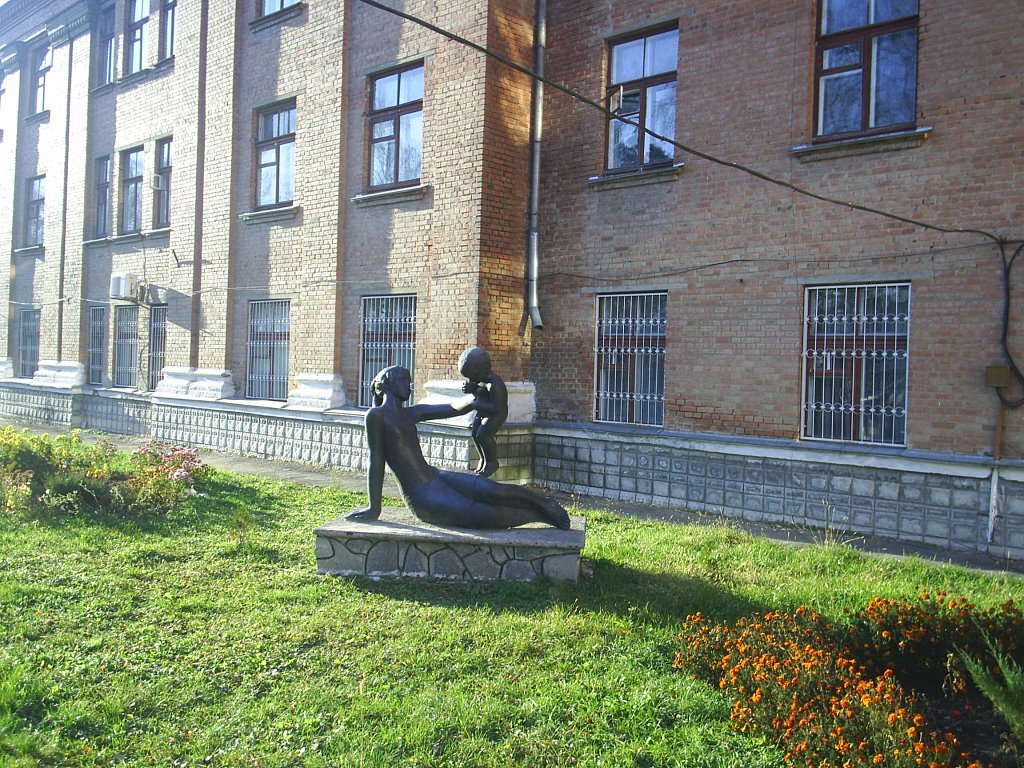 Паметник под окнами роддома