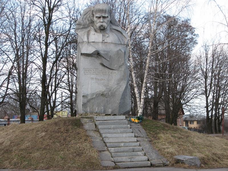 Фото Пирятин — памятник Т.Г.Шевченко