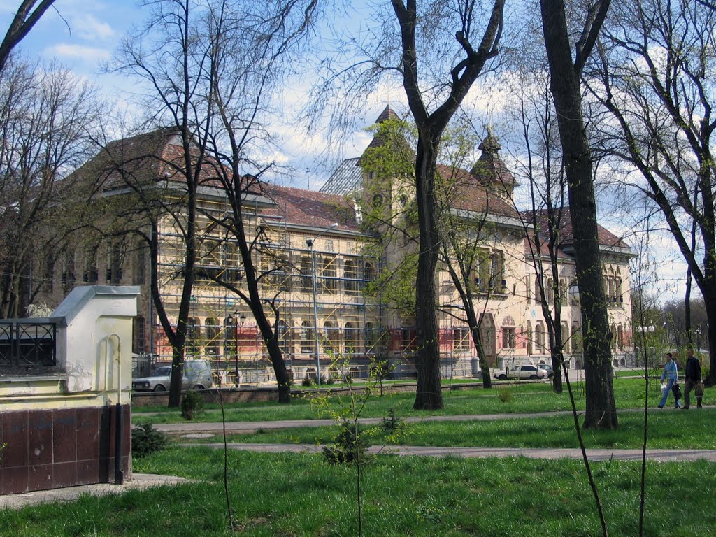 Краєзнавчий музей у риштуваннях * beautiful Local History Museum under renovation