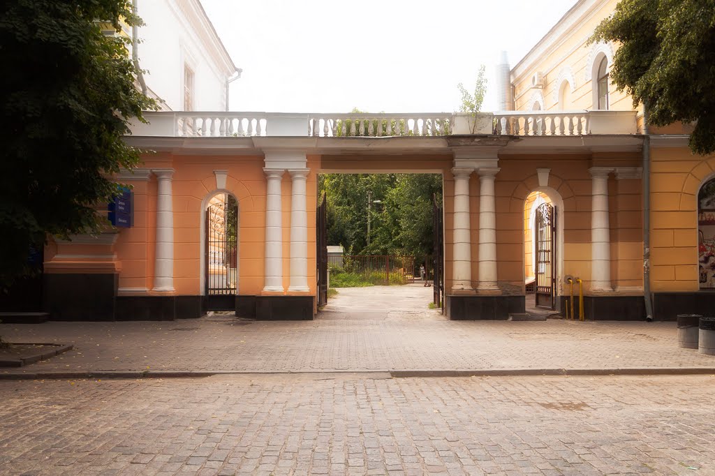 Декоративные пропилеи, нач. 1850 -х, ул. Октябрьская, 19-21