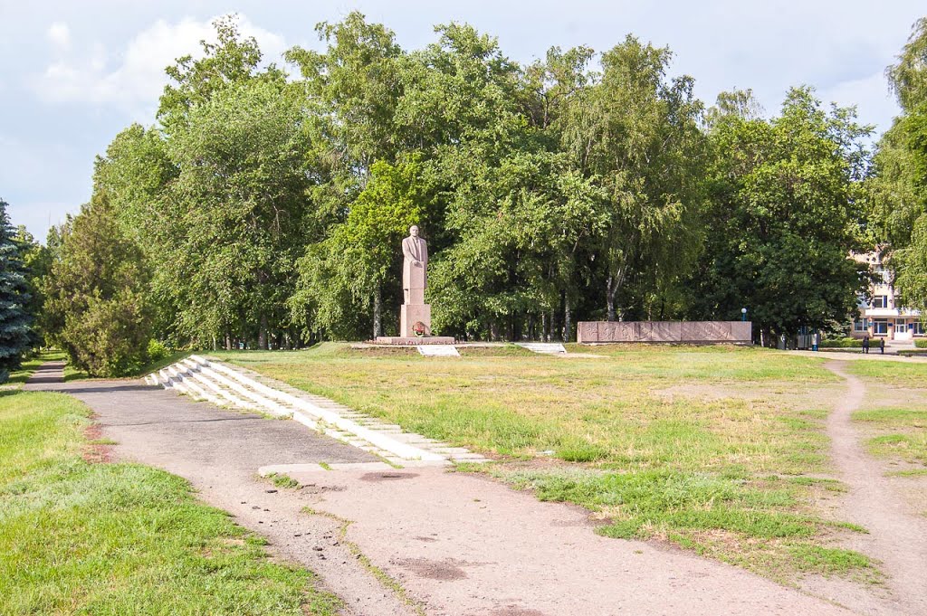 Памятник Ленину в Чутово.