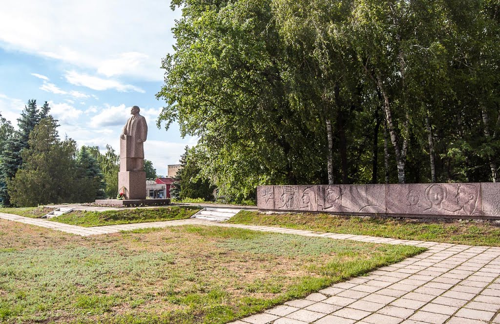Памятник Ленину в Чутово.