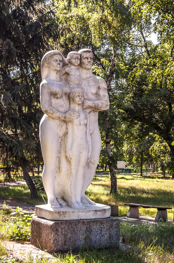 Скульптуры Чутовского парка.