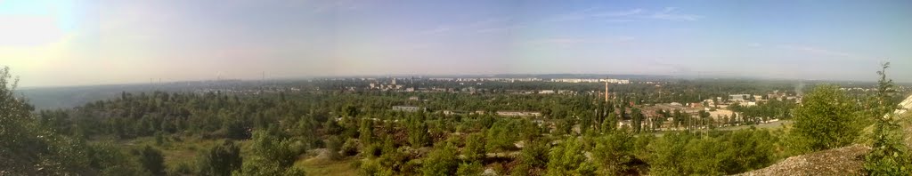 Панорама с западных отвалов карьера ПГОКа (вид на город Комсомольск)