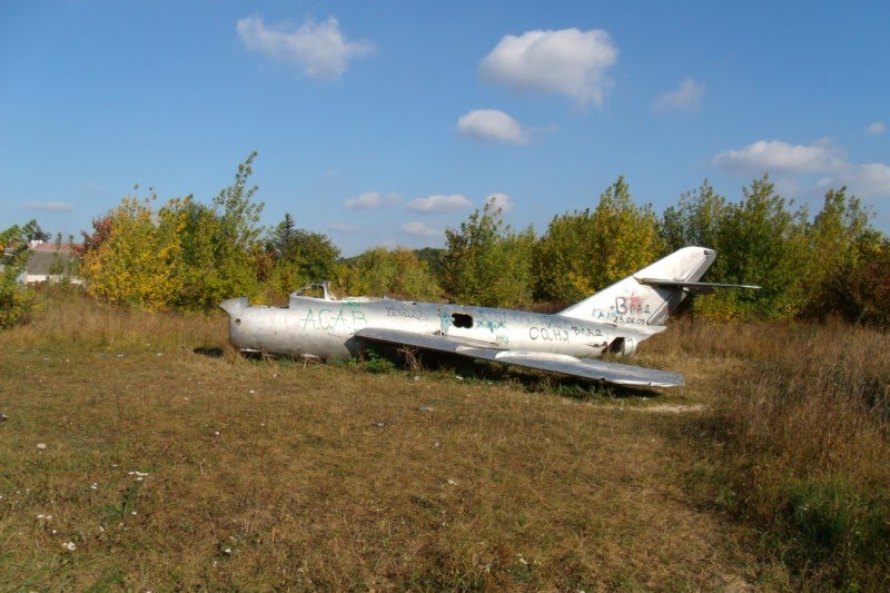 Самолет Миг-15, ранее был установлен при въезде в город