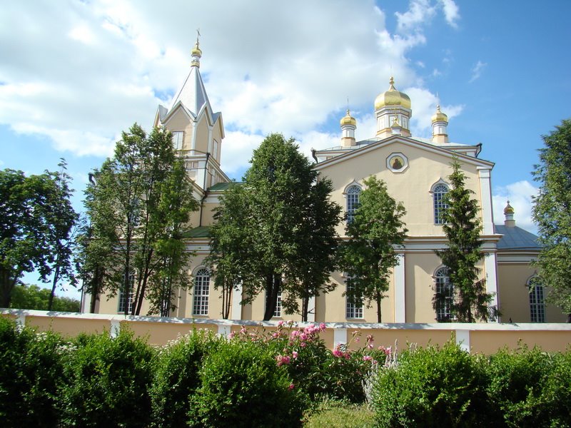 Монастырь (рядом с памятником)