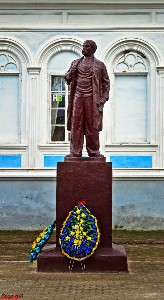 памятник Т. Шевченко, по легенде, переделанный из памятника В. Ленину