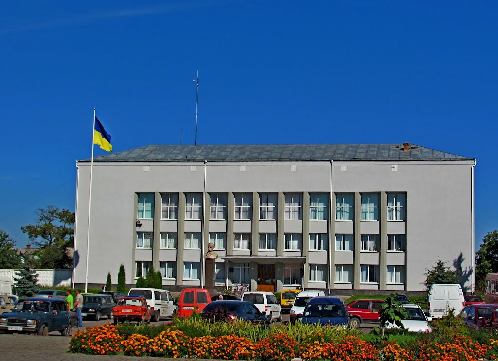 Районная администрация.Приехали на работу...
