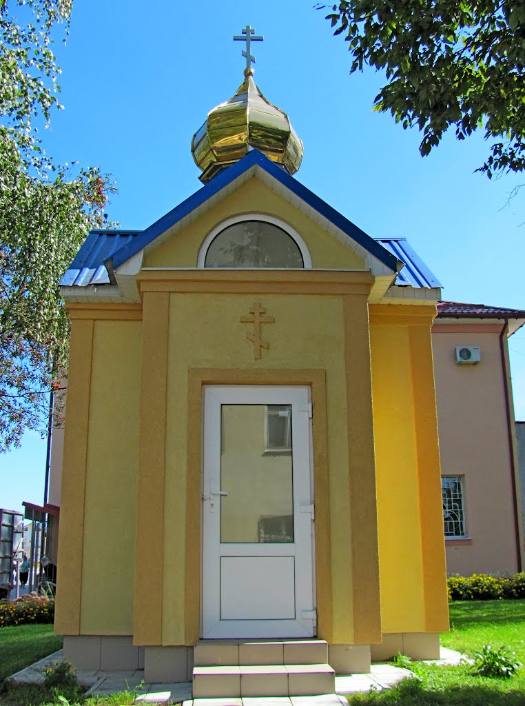 Современная часовенка в центре г. Корца.