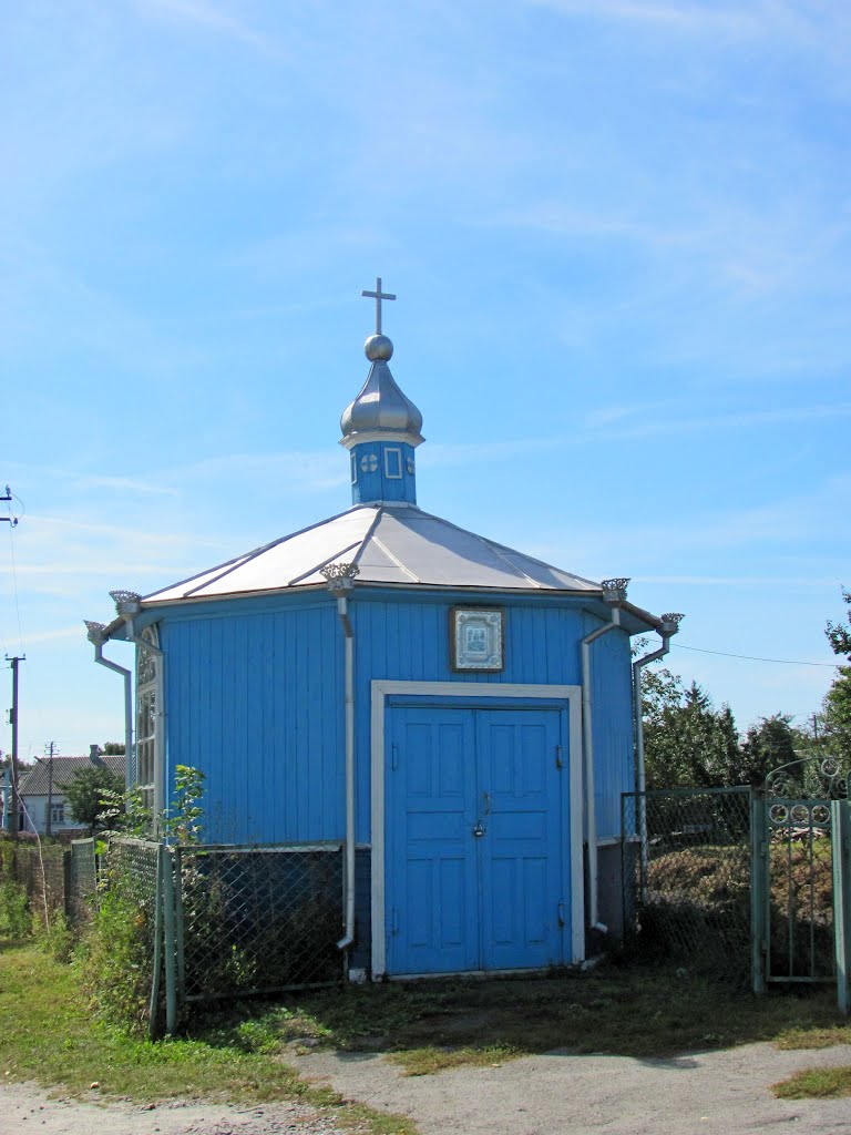 Часовенка ,вероятно с освяченным родником.