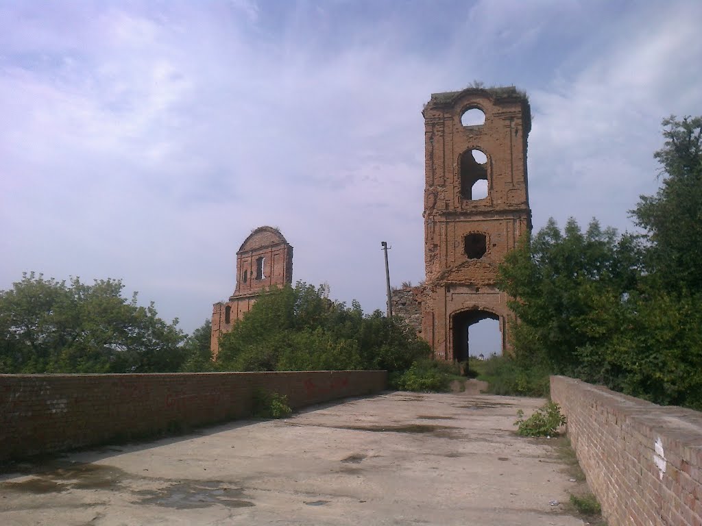 entrance to the castle * вхід у замок