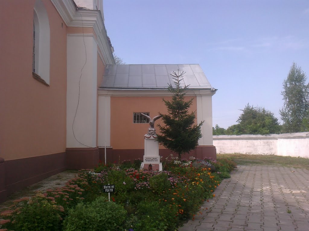 квітник біля костелу і памятник польським солдатам * monument to Polish soldiers from 1920