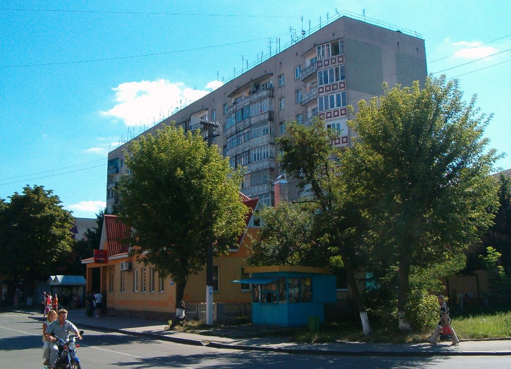 Девятиповерхівка біля «Кристалу» у центрі Костополя