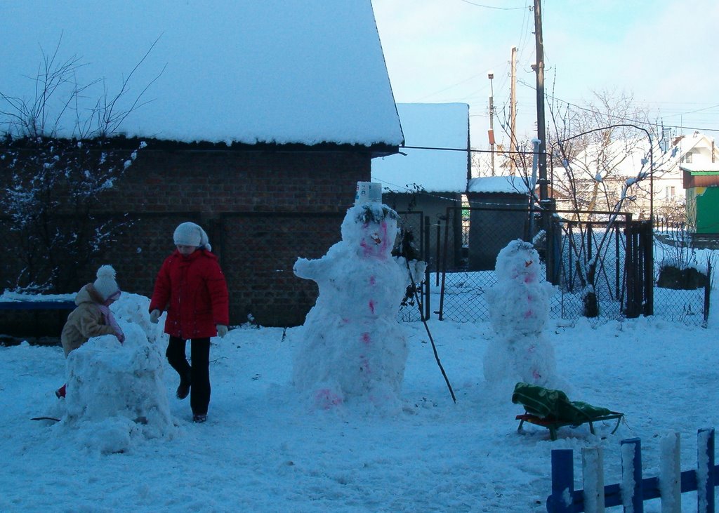 Зима в Костополі - діти ліплять зі снігу справжні шедеври 2