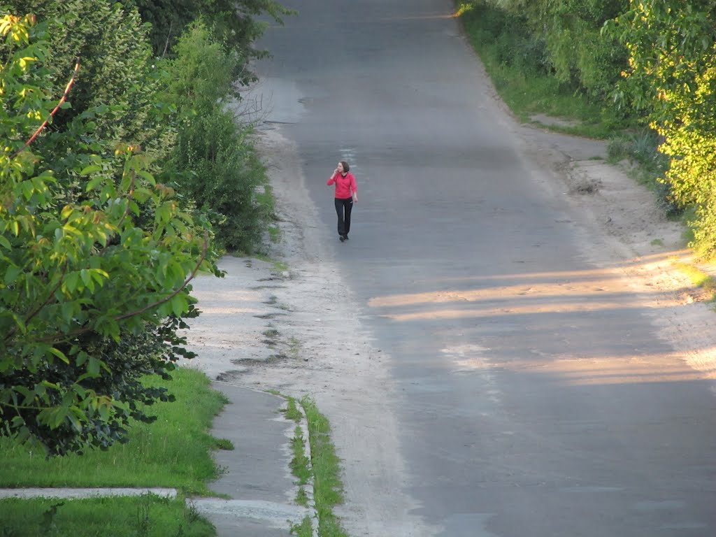 Фото Острог — Happy girl in red