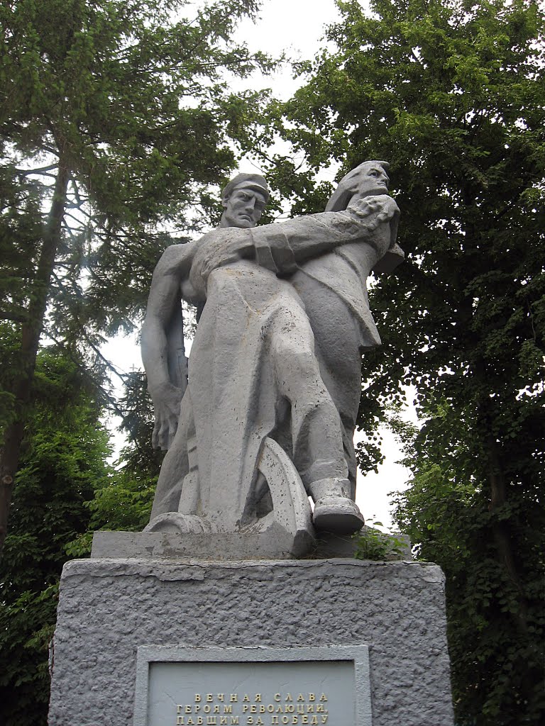 памятник охтирським революціонерам ♦ monument to the revolution fighters