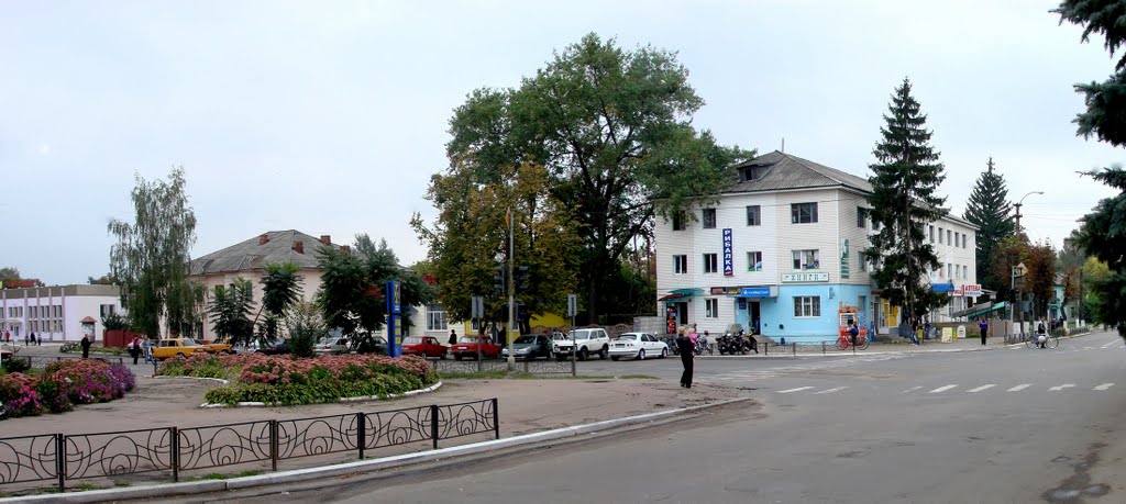 перехрестя вулиць Леніна та  1Травня -  street intersection  of Lenin and 1 May
