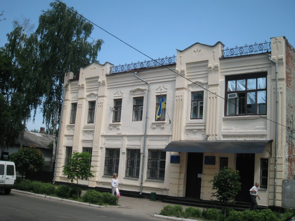 Зараз тут Лебединський районний суд
