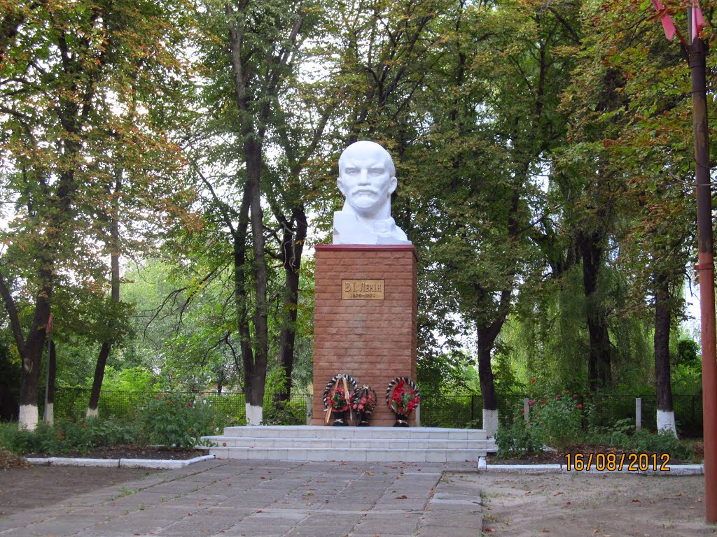 Памятник Владимиру Ильичу Ленину (Ульянову) foto-planeta.com