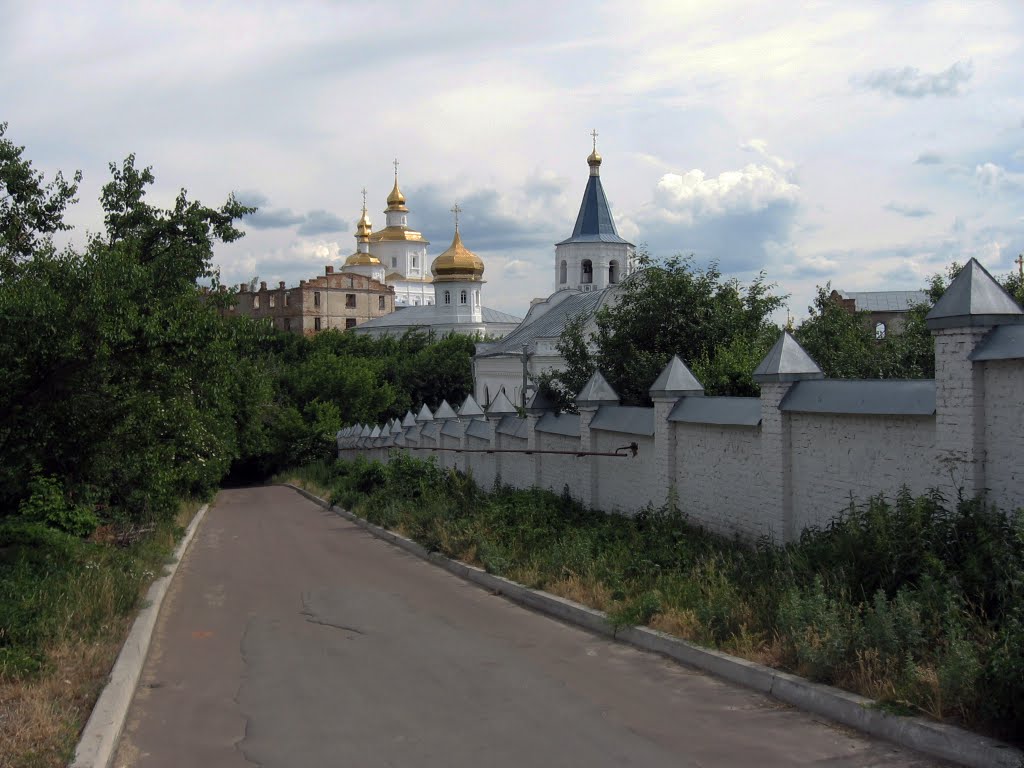 Мовчанський монастир: дорога біля стіни