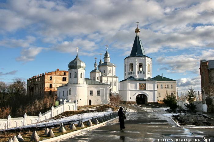 Molchansky or “Silent” monastery (XVI-XIX) in town of Putivl on a hill above the Seim river. Stone fortress-monastery includes the Nativity of the Mother of God Cathedral (1575-1785), over gate bell tower (1602-1604), Refectory with tower XVII c, walls an