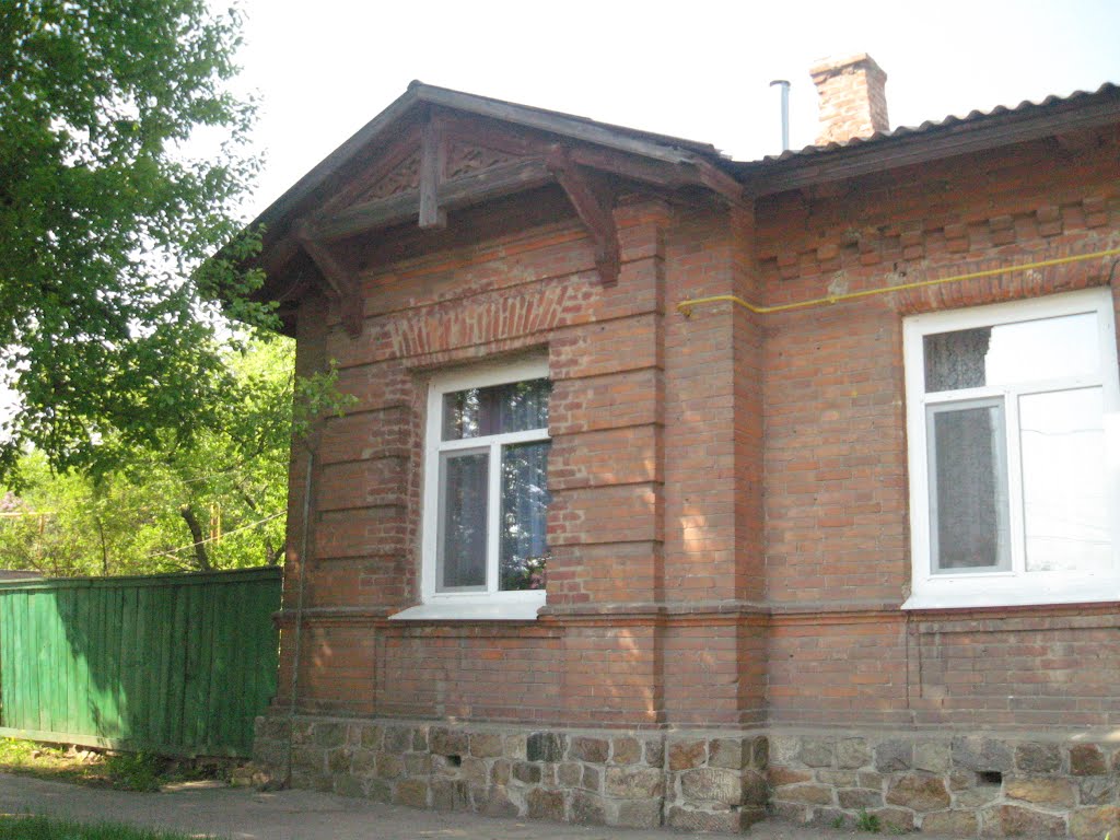Оригінальне надвершшя над будиночком в м.Ромни