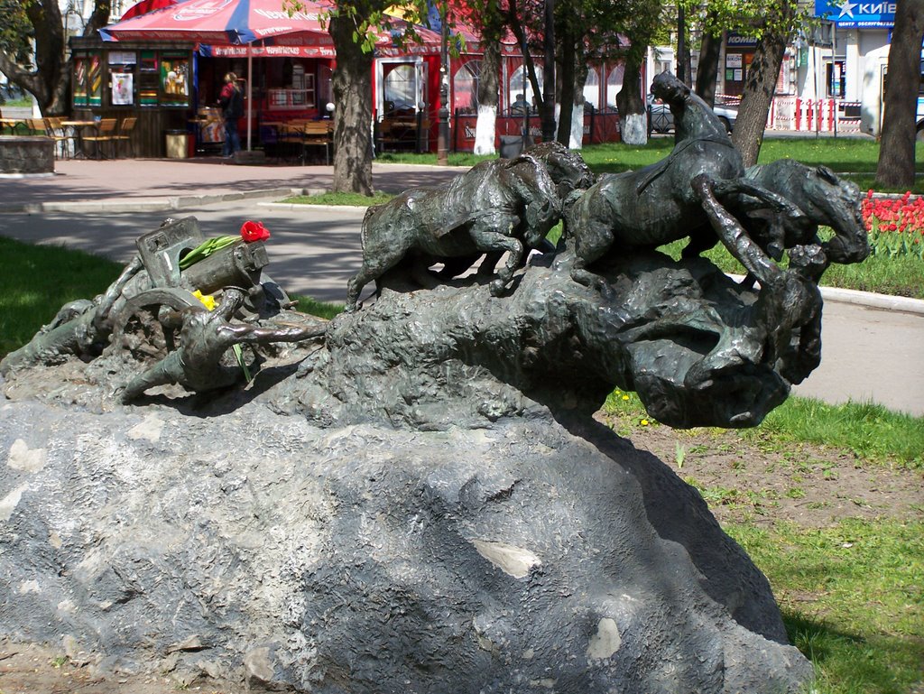 Памятник в сквере возле ЦУМа