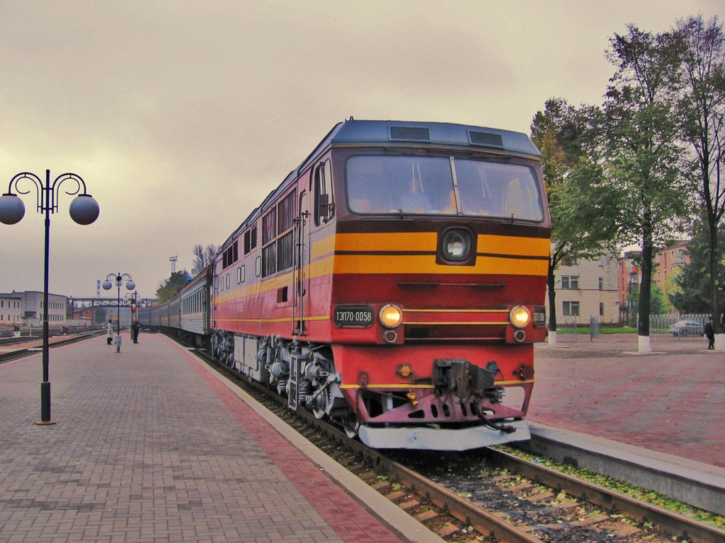 TEP70-0058 diesel locomotime arriving to station Sumy (тепловоз ТЭП70-0058 прибывает на ст. Сумы)