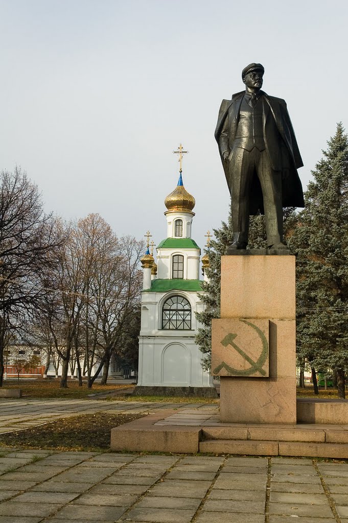 Памятник В. И. Ленину на фоне...