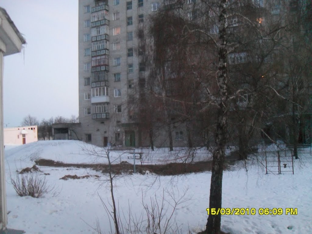 Гора, а за ней автовокзал.