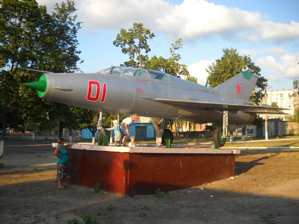 Самолет на лужайке рядом с ШХТТ