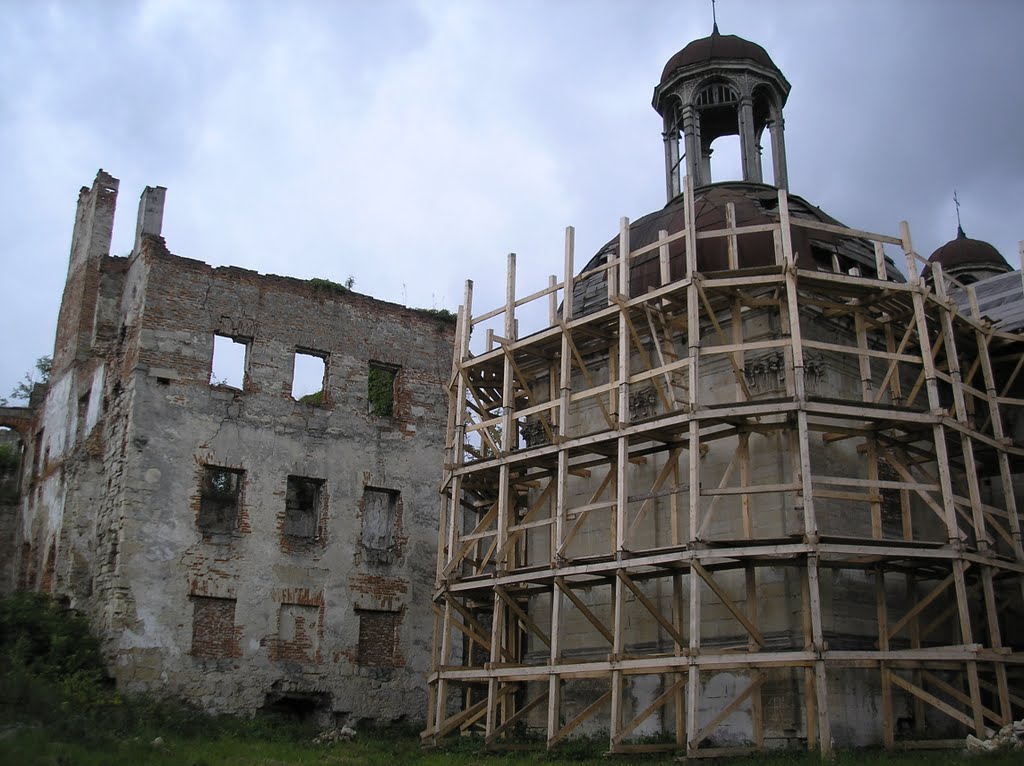 Berezhany (Ternopil Oblast, Ukraine) - Berezhany Castle, the main residence of the Sieniawski magnate family / Бережани (Тернопільська обл.) - Замок Сенявських XVI-XVIII ст. і Замкова Каплиця Св.Трійці (1554 р.) - родова Усипальниця Сенявських