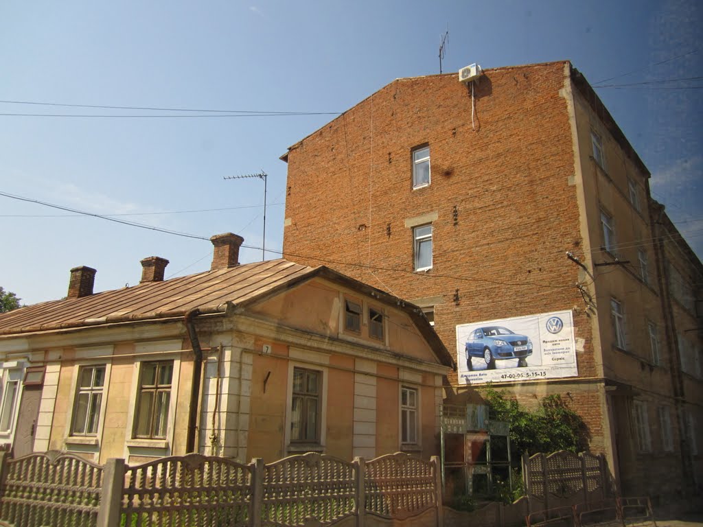 Будівлі в Бережанах (фото з вікна автобуса) ..