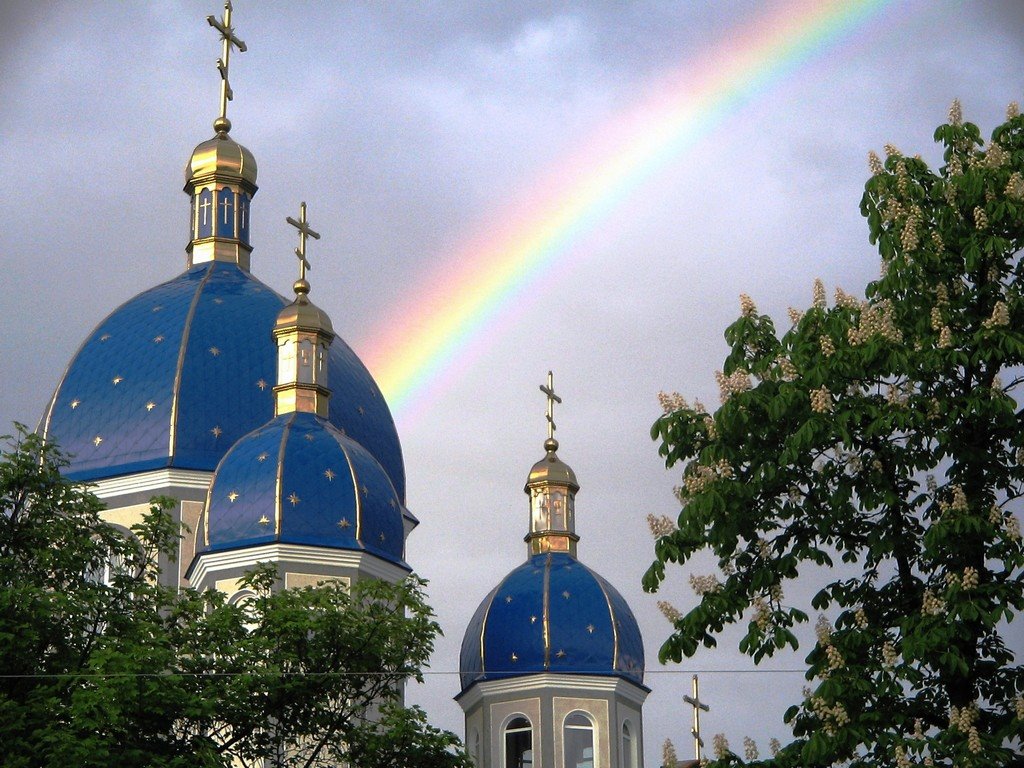 Веселка над церквою