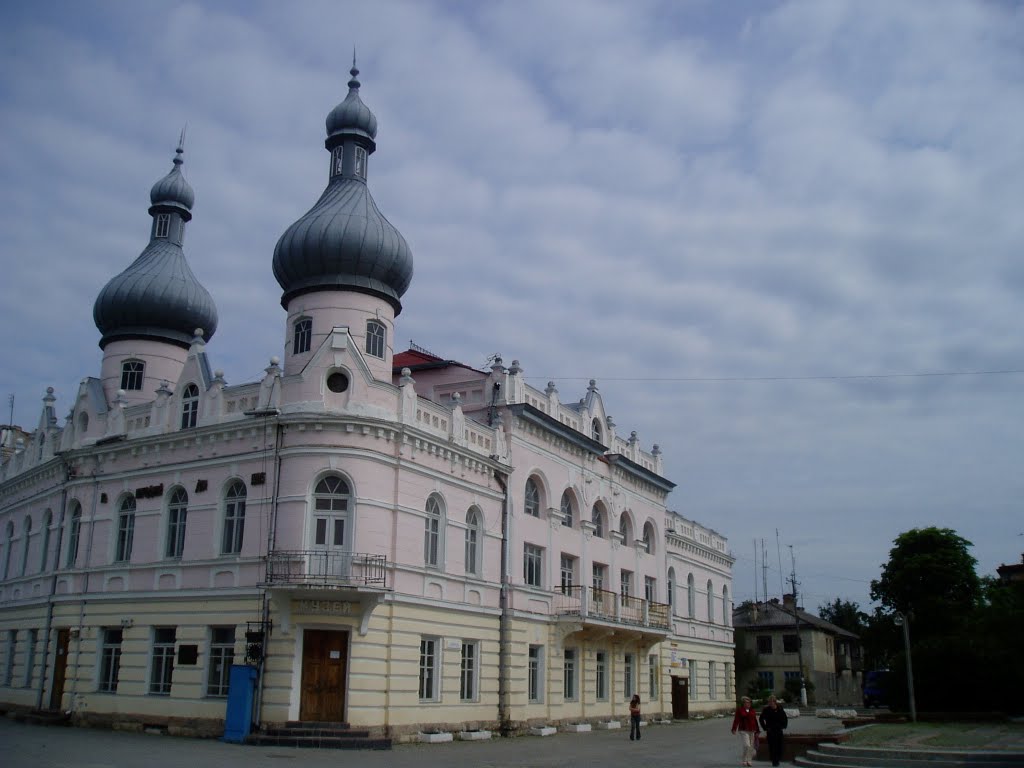 Borshchiv (Ternopil Oblast, Ukraine) - Regional museum / Борщів (Тенопільська обл.) - Руський дім (Народний дім) (1908 р.) - сьогодні Борщівський Краєзнавчий музей