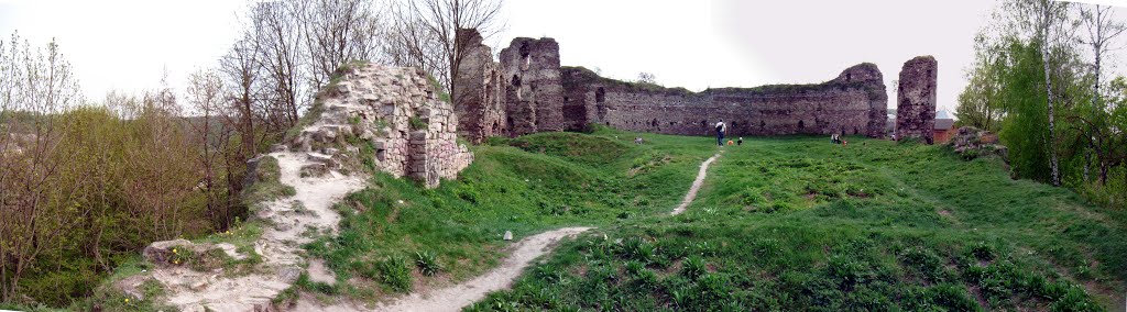 BUCZACZ (Бучач, בוצאץ) Ruiny zamku z XIV w. The ruins of the medieval castle.