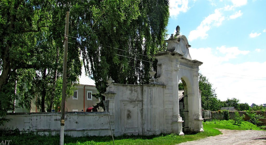 Вьездные ворота на территорию Михайловской церкви 1726г, разрушенную советами в шестидесятых годах,сейчас на территории ПТУ.