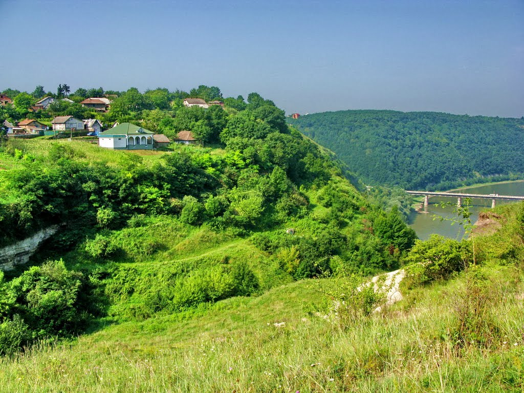 Село Хрещатик.*
