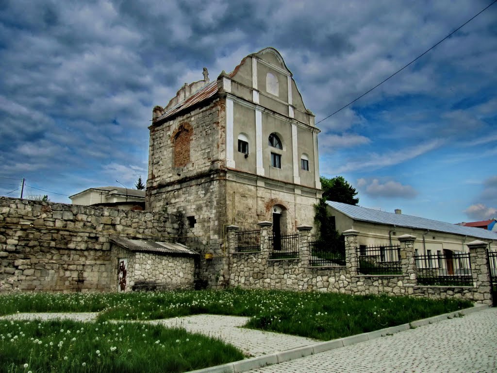 Біля храму