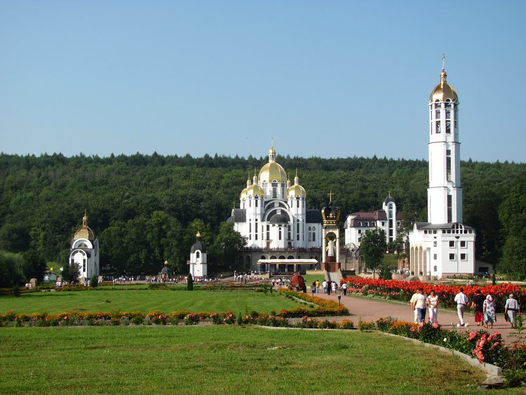 Комплекс храмов и  сооружений Зарваницкого духовного центра. Complex of temples and buildings Zarvanitskogo spiritual center.