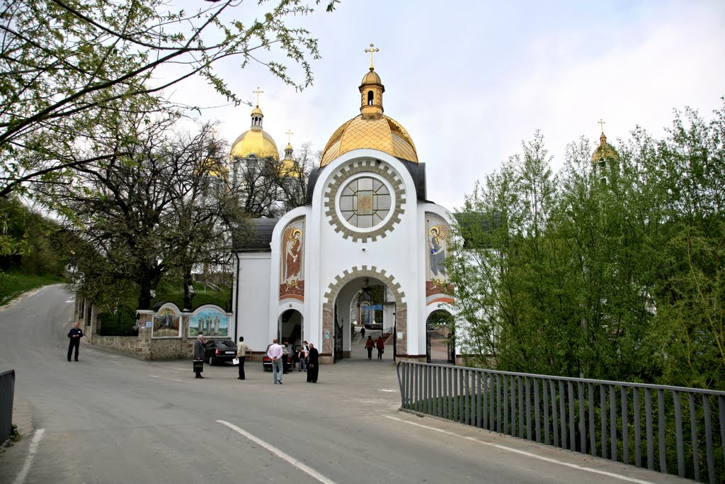 Зарваниця, Marias spiritual centre, gate church of the Annunciation