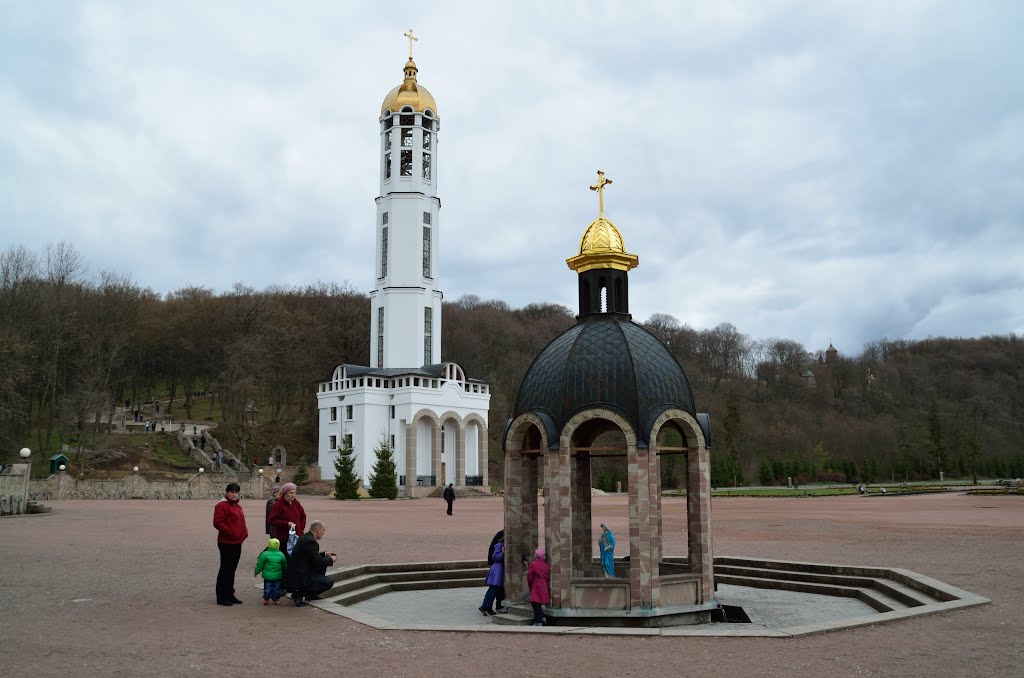 Зарваница,источник и колокольня