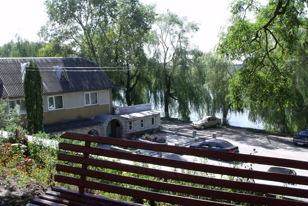 Ланівці, біля церкви