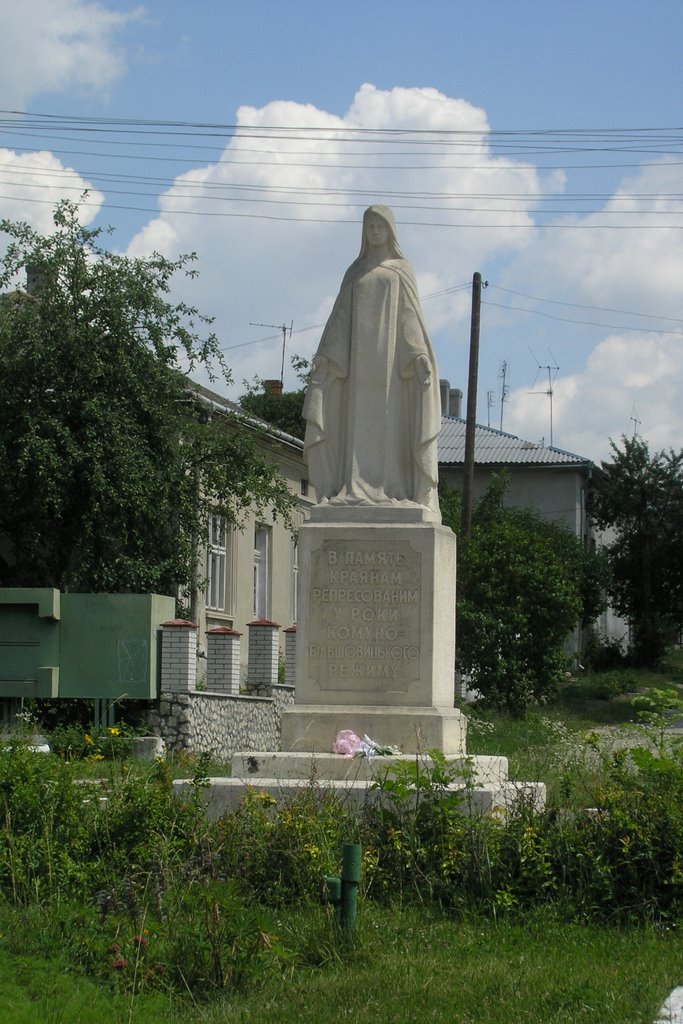 Памятник репресованим в Підволочиську