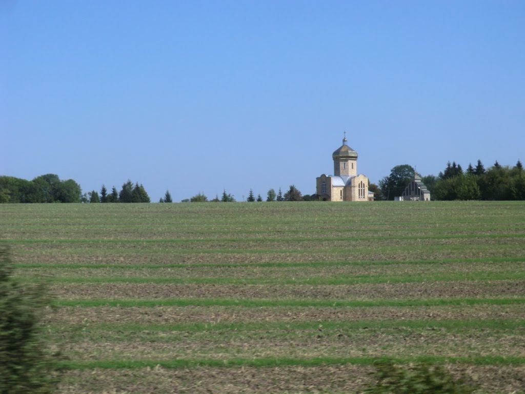 bei Pidwolotschysk - Galizien - am Feldrand  eine russisch-orthodoxe Kirche.  Der Ort bestimmte einst die Eierpreise Mittel- u. Osteuropas und Schriftsteller Hermann Kesten ist hier am 28.1.1900 geboren