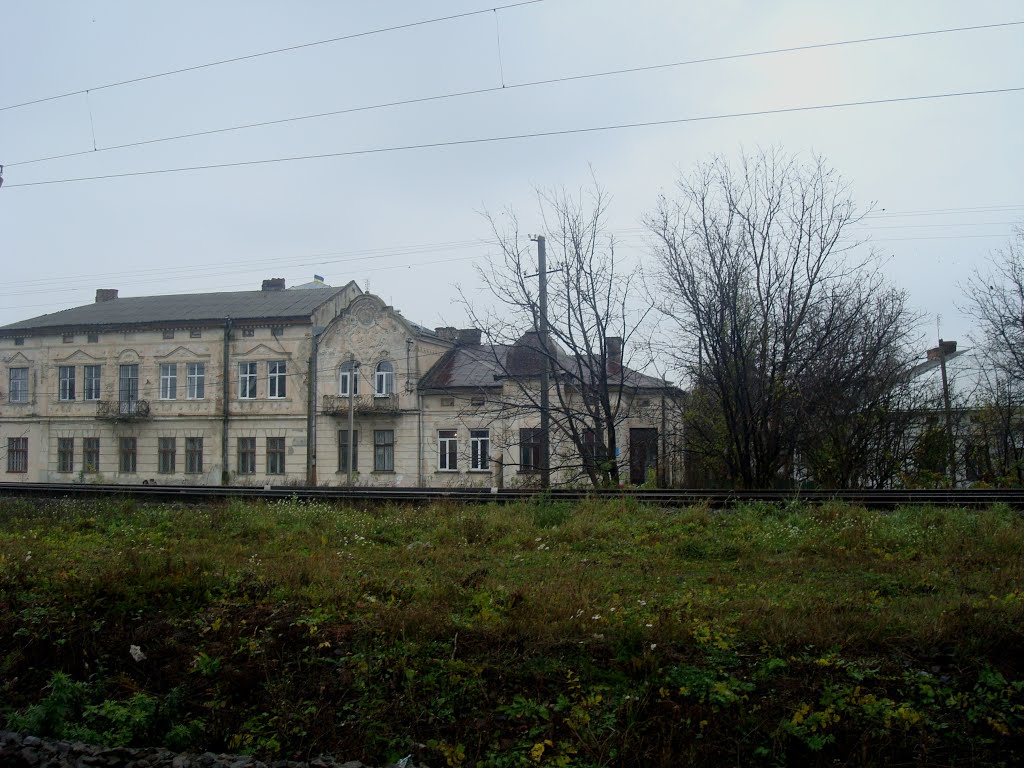 Станция Подволочиск. Вдали - красивое старинное здание в городе Подволочиск