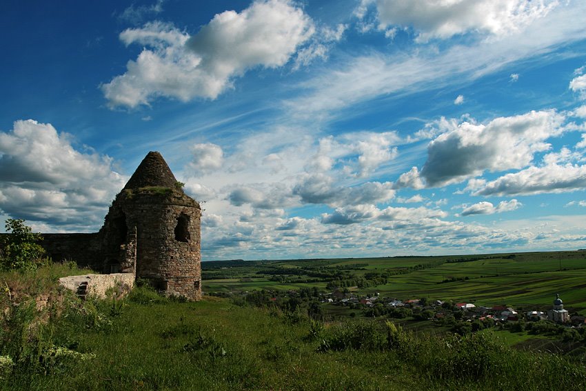 It dates to the 16th cent and is known as the "Pidhiryansky" or "Uhornytsky" Basilians monastery, ruins dated by 16-17cent.