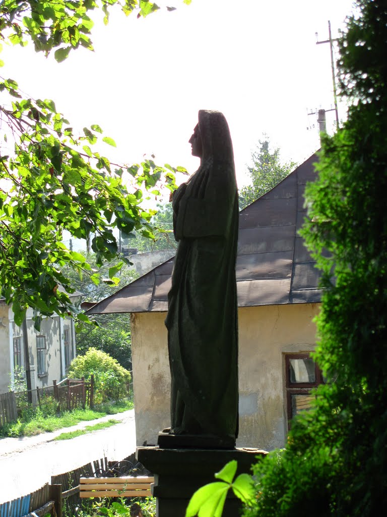 На старом кладбище. In the old cemetery.